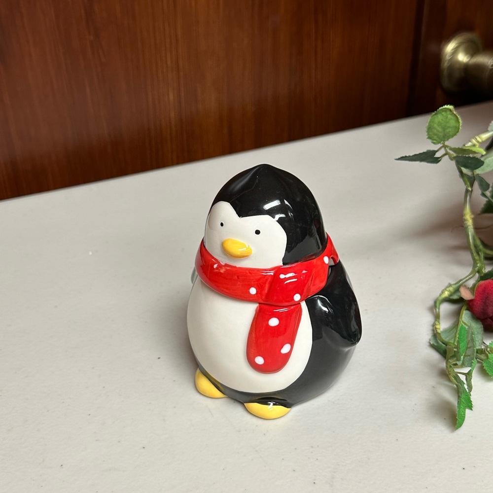 Penguin shape sugar container